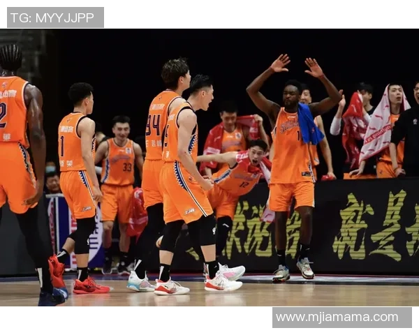 今晚CBA精彩回放广东队对阵上海队的激烈对决与精彩瞬间分析 今晚CBA精彩回放广东队对阵上海队的激烈对决与精彩瞬间分析